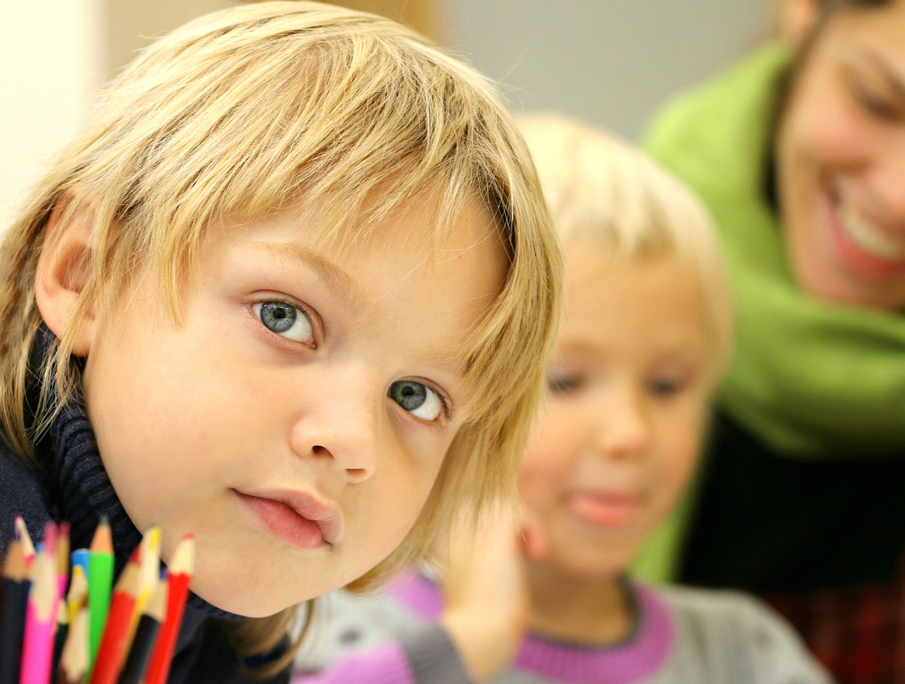 student-1694970_1280 little boy with crayons